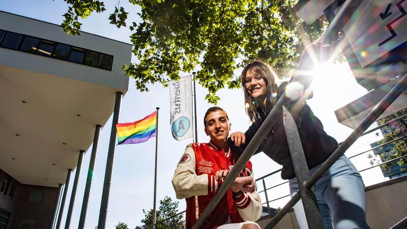 Twee vrolijke Aventus-studenten staan voor de locatie Snipperlingsdijk in Deventer