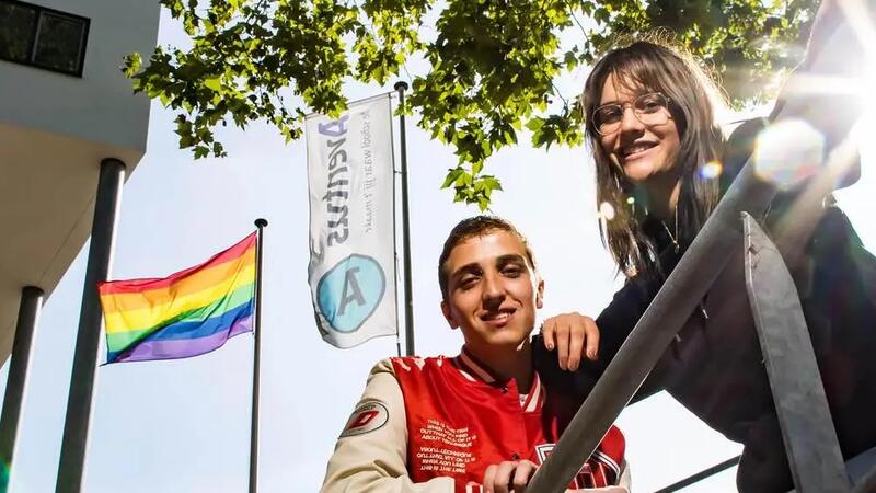 Twee vrolijke Aventus-studenten staan voor de locatie Snipperlingsdijk in Deventer