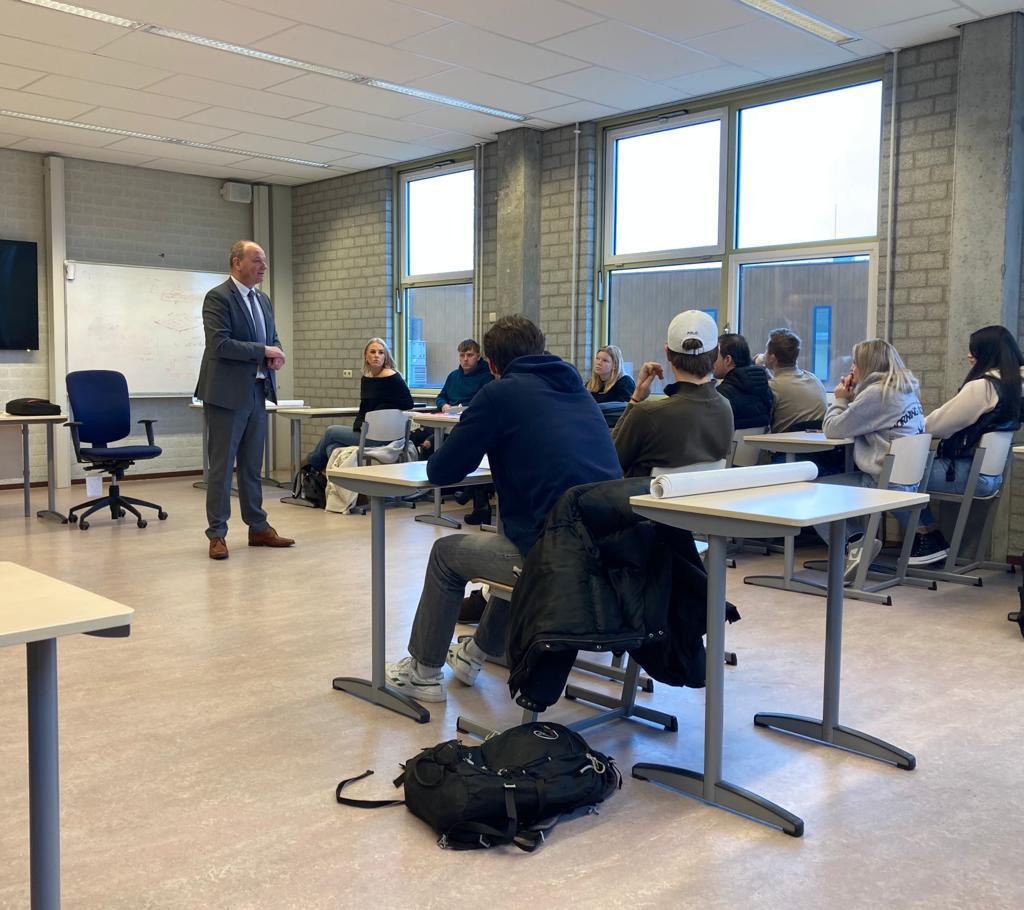 De burgemeester van Apeldoorn staat voor de klas