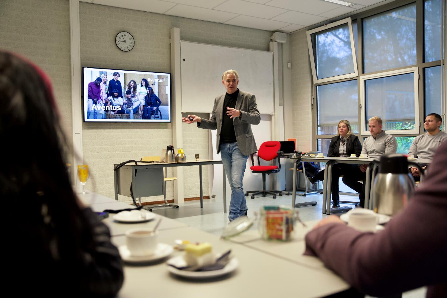 Een Aventus-medewerker geeft een presentatie over de Veiligheid-opleidingen van Aventus