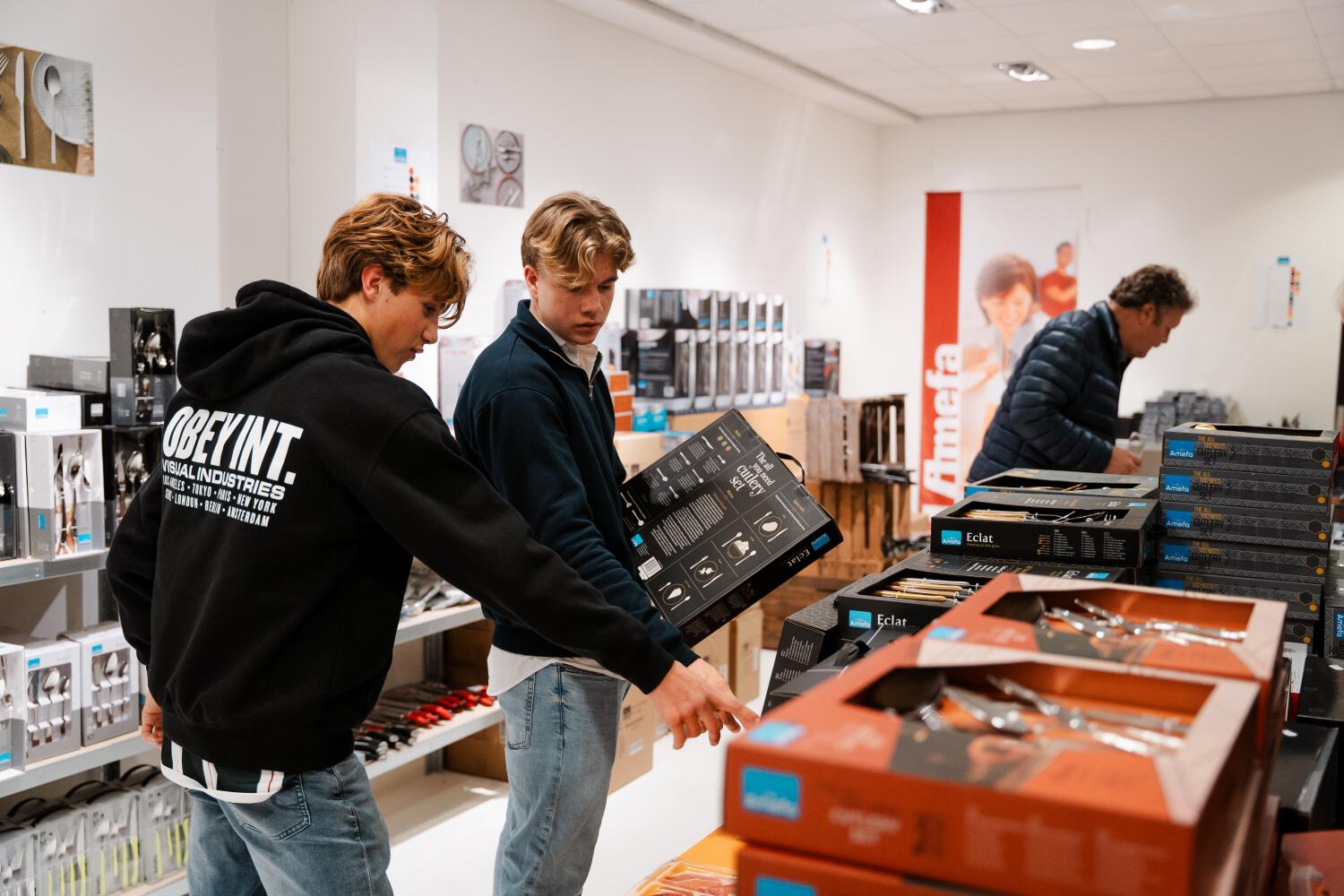 Twee studenten vullen de voorraad aan