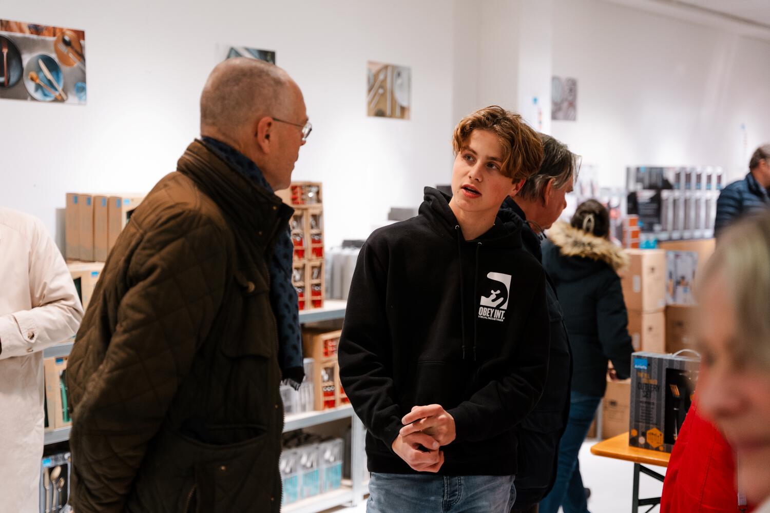 Een geïnteresseerde klant stelt vragen aan een student