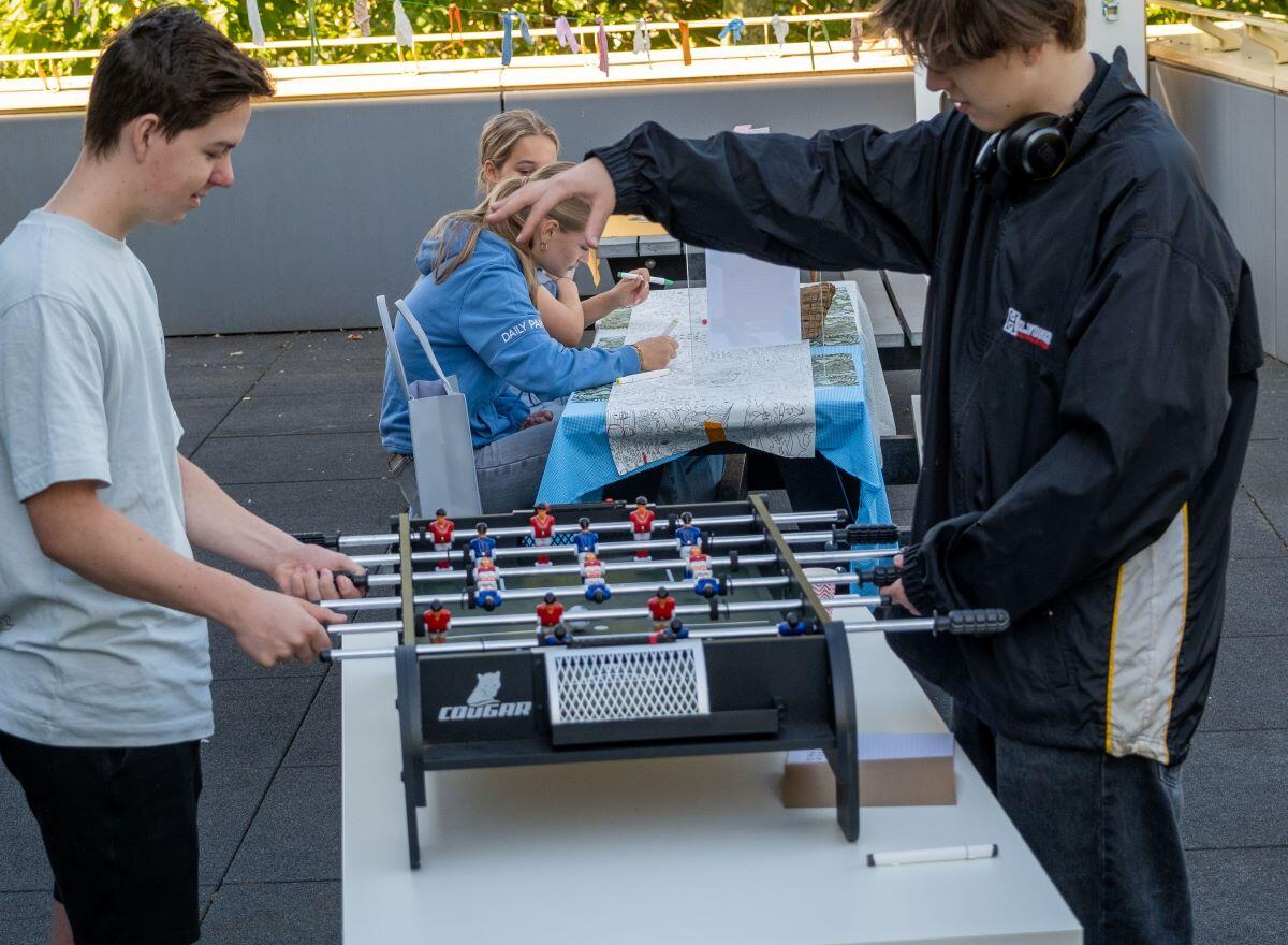 Studenten spelen tafelvoetbal op het dakterras van de bibliotheek in Deventer tijdens de introdagen