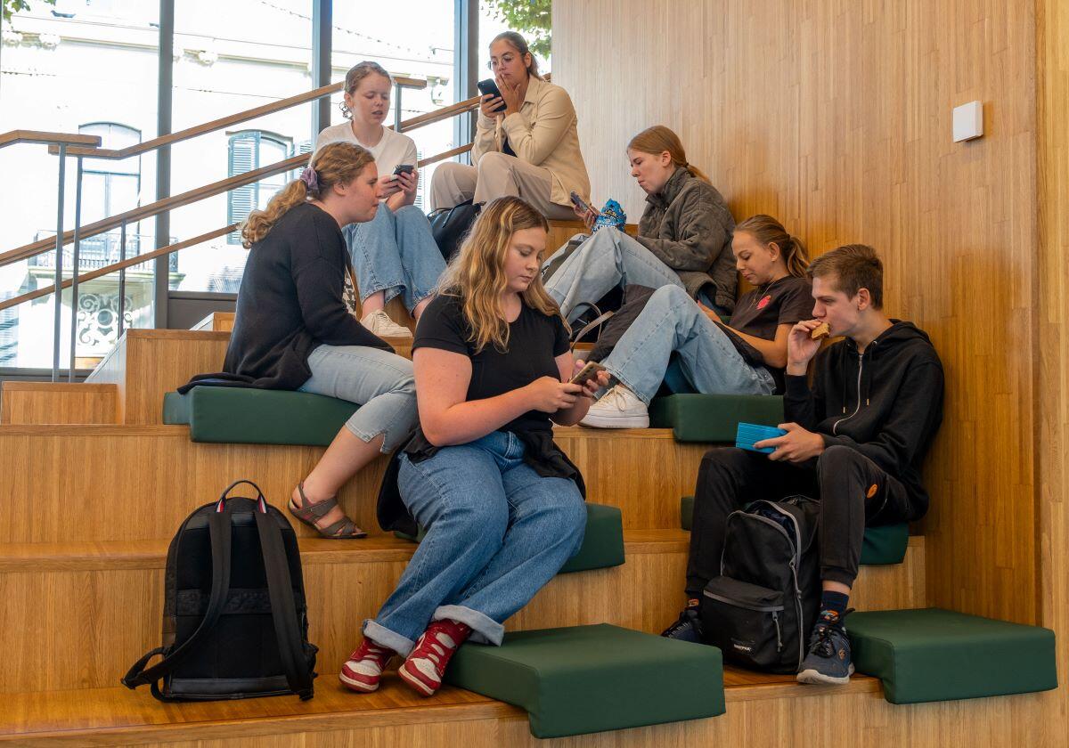 Studenten chillen in de bibliotheek in Deventer tijdens de introdagen