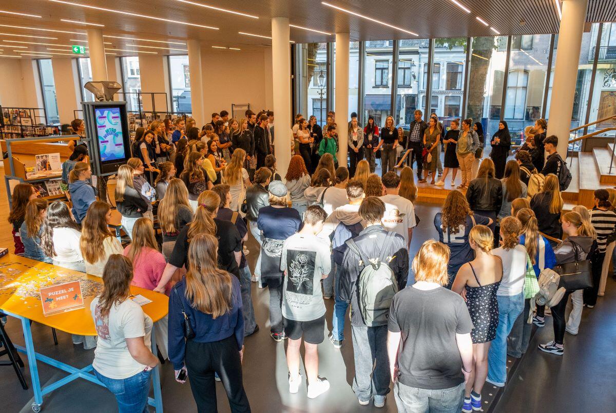 Studenten staan in de bibliotheek in Deventer tijdens de introdagen