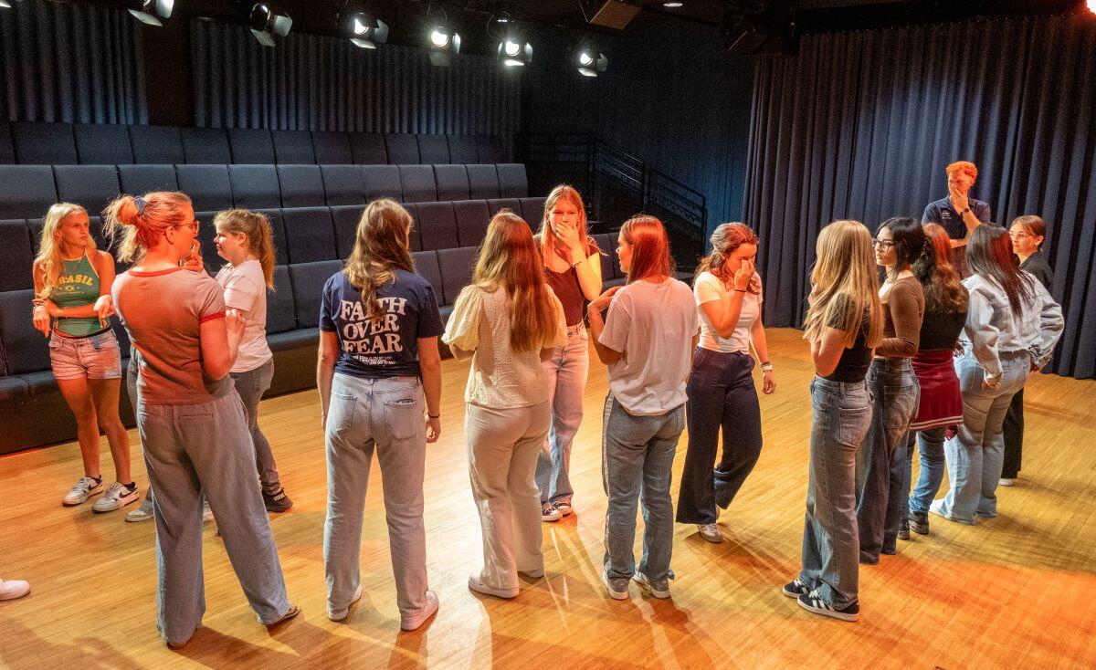 Studenten in de Deventer Schouwburg tijdens de introdagen