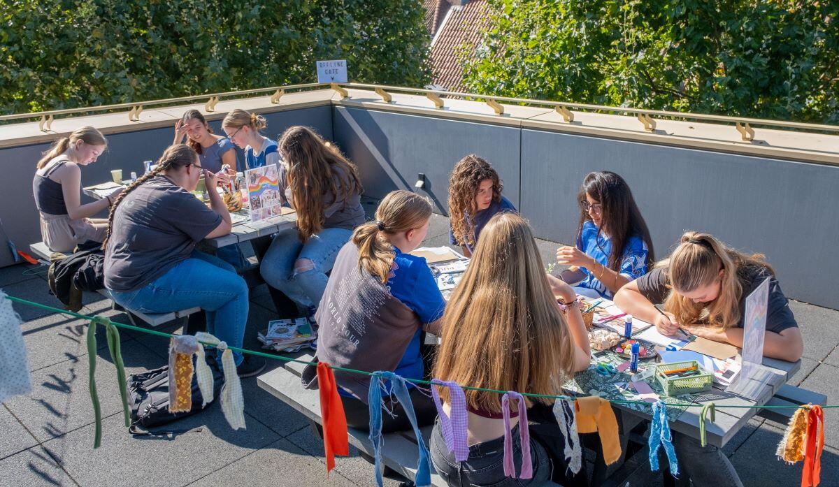 Studenten zijn creatief bezig op het dakterras van de bibliotheek in Deventer