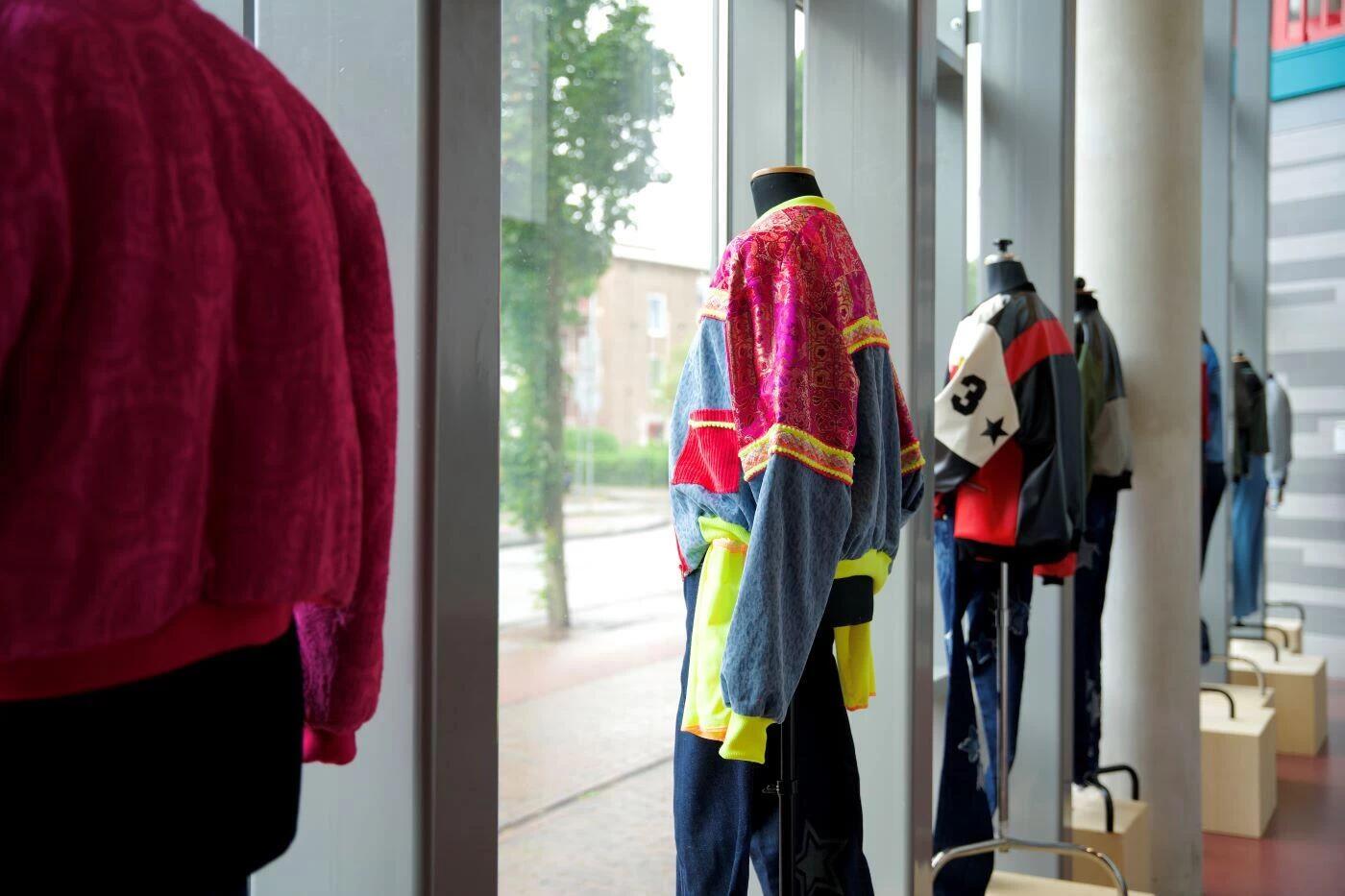 Etalagepoppen aangekleed met kleurige kleding in de etalage van de locatie Stationsplein in Zutphen