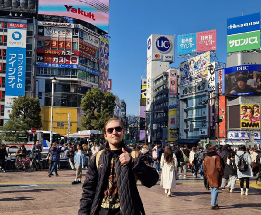 Max van Maasakker (21) geeft een thumbs up in Tokio