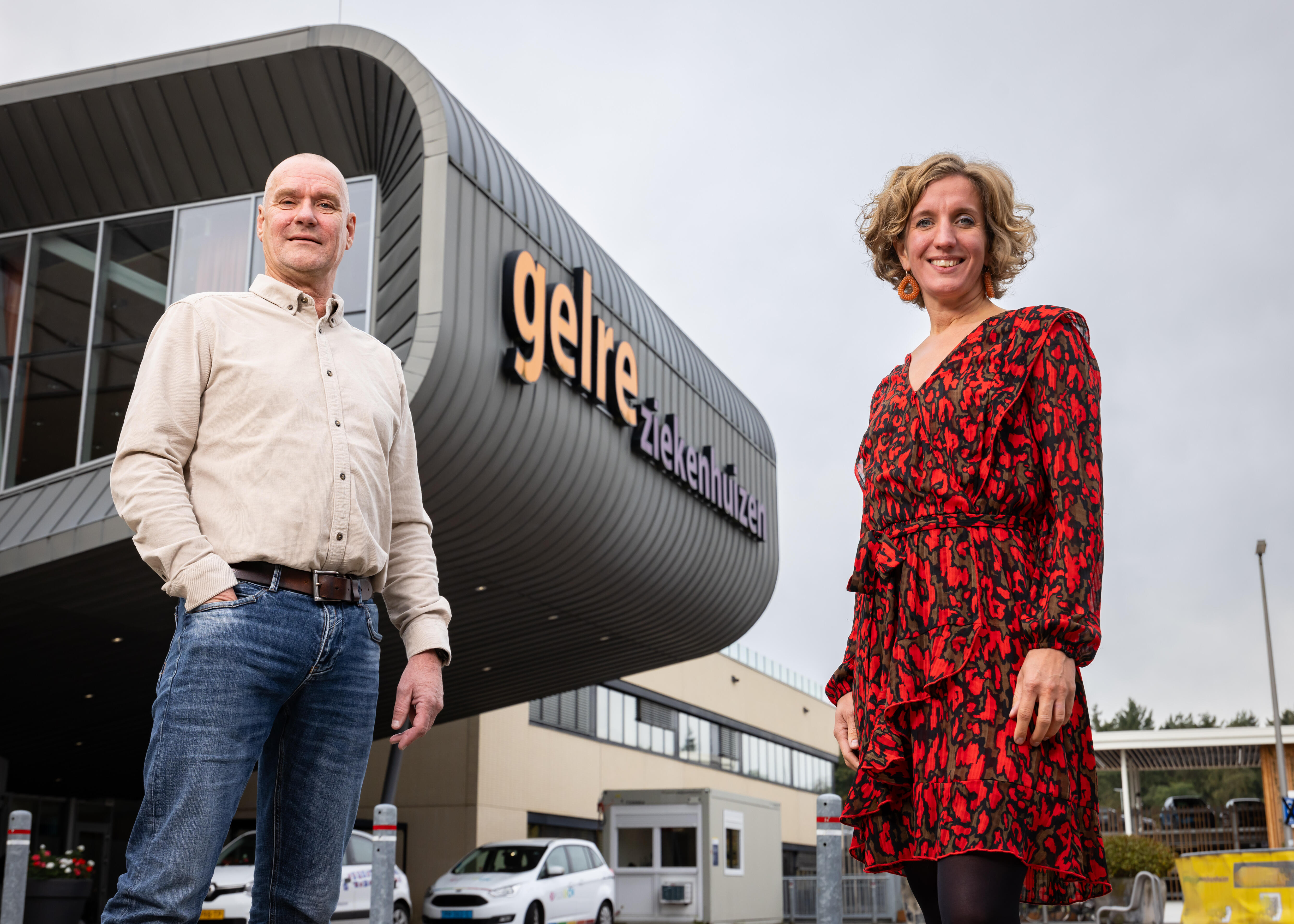 Harold Bosgoed en Elze Bent staan voor het Gelre ziekenhuis