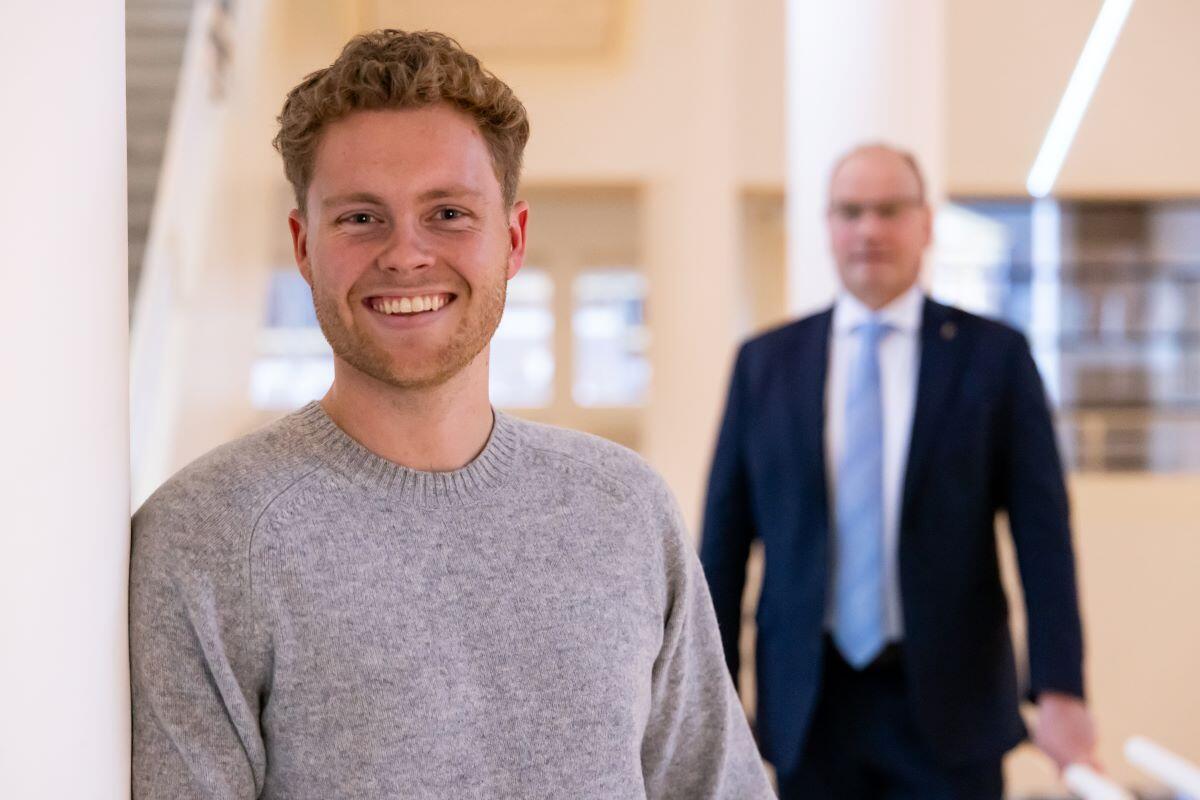 Burgemeester Ton Heerts van de gemeente Apeldoorn en de mbo-ambassadeur 2024 en Aventus-student Niels Versteeg