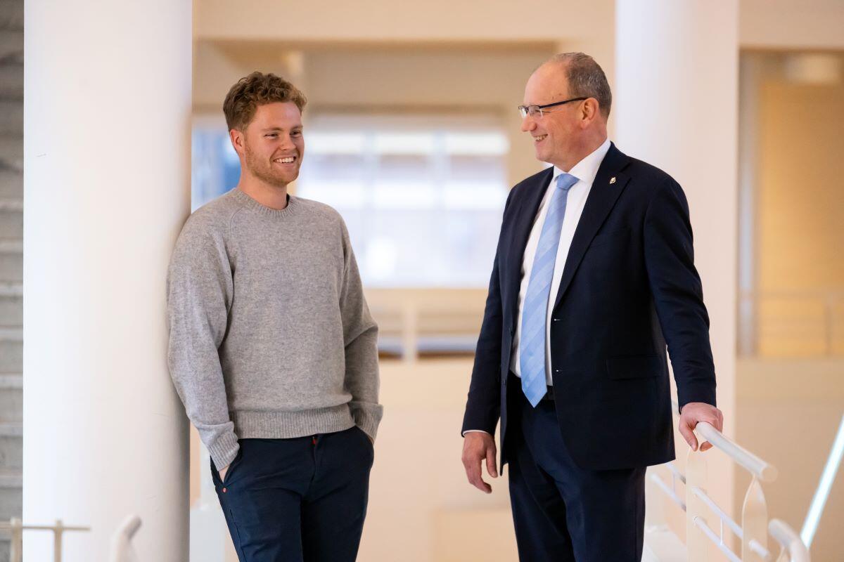 Burgemeester Ton Heerts van de gemeente Apeldoorn en de mbo-ambassadeur 2024 en Aventus-student Niels Versteeg