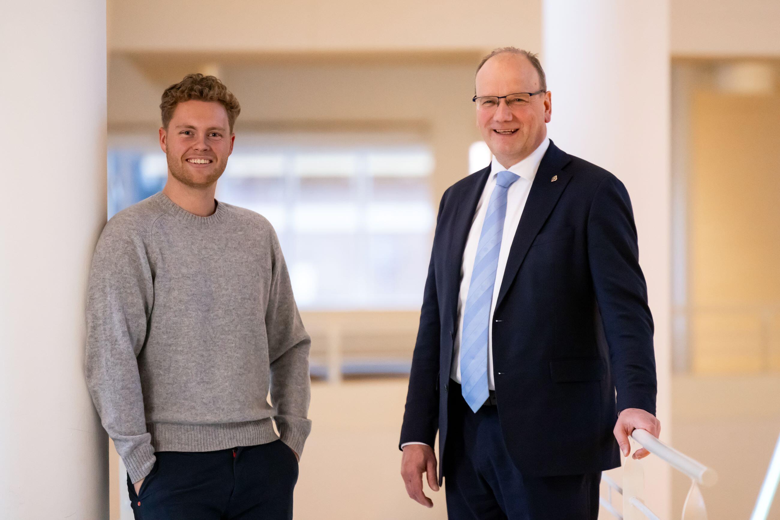 Burgemeester Ton Heerts van de gemeente Apeldoorn en de mbo-ambassadeur 2024 en Aventus-student Niels Versteeg