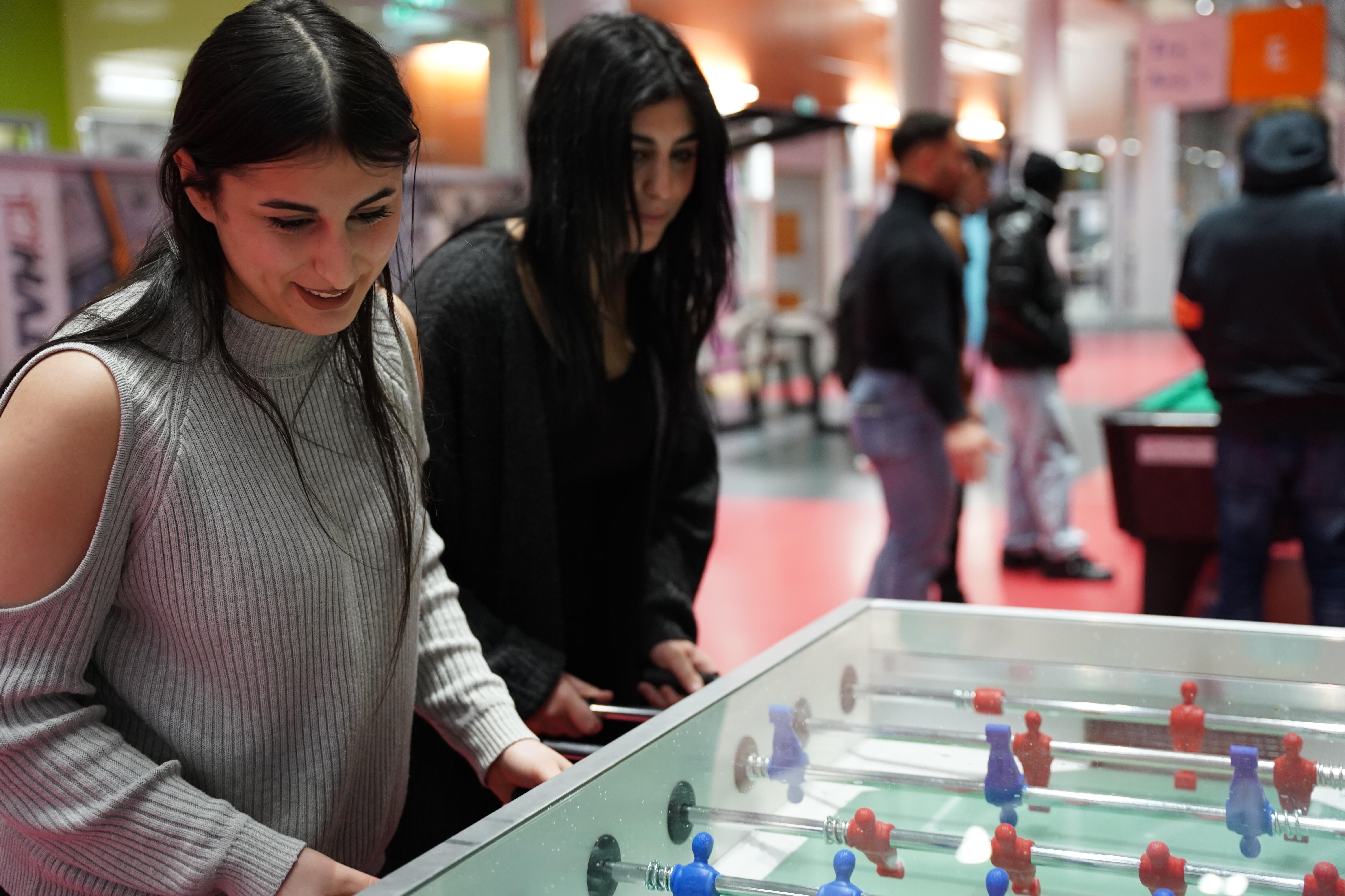 SPEES: Studenten spelen aan een voetbaltafel