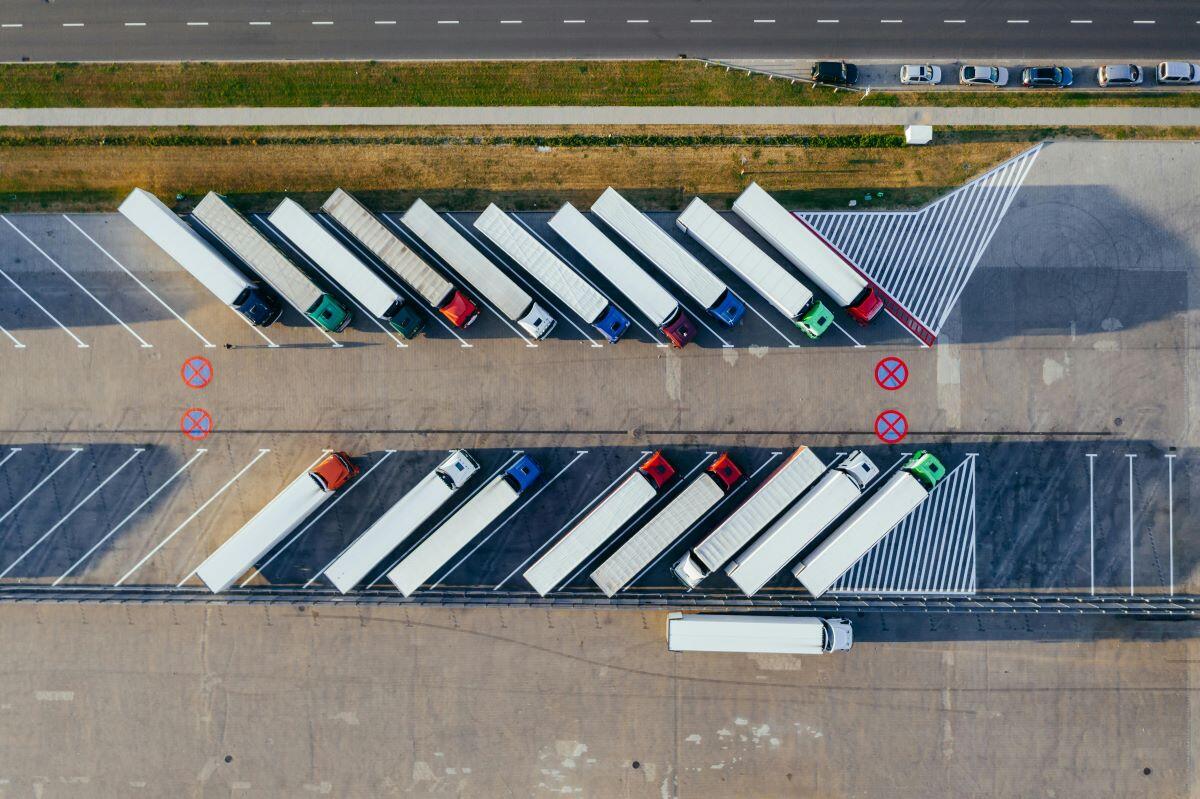 Vrachtwagens staan vanuit de lucht bekeken in een visgraatmotief geparkeerd