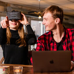 2 studenten man vrouw laptop en VR bril