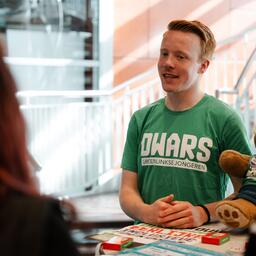 Een jongeman met een GroenLinks Dwars shirt 