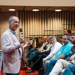 Bert Jimmink staat voor een volle zaal