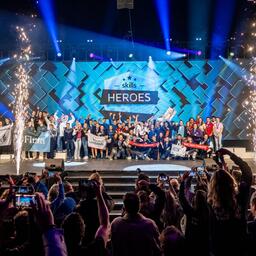 De winnaars van Skills Heroes staan op een podium met vuurwerk en worden toegejuicht door het publiek