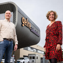 Harold Bosgoed en Elze Bent staan voor het Gelre ziekenhuis