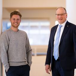 Burgemeester Ton Heerts van de gemeente Apeldoorn en de mbo-ambassadeur 2024 en Aventus-student Niels Versteeg